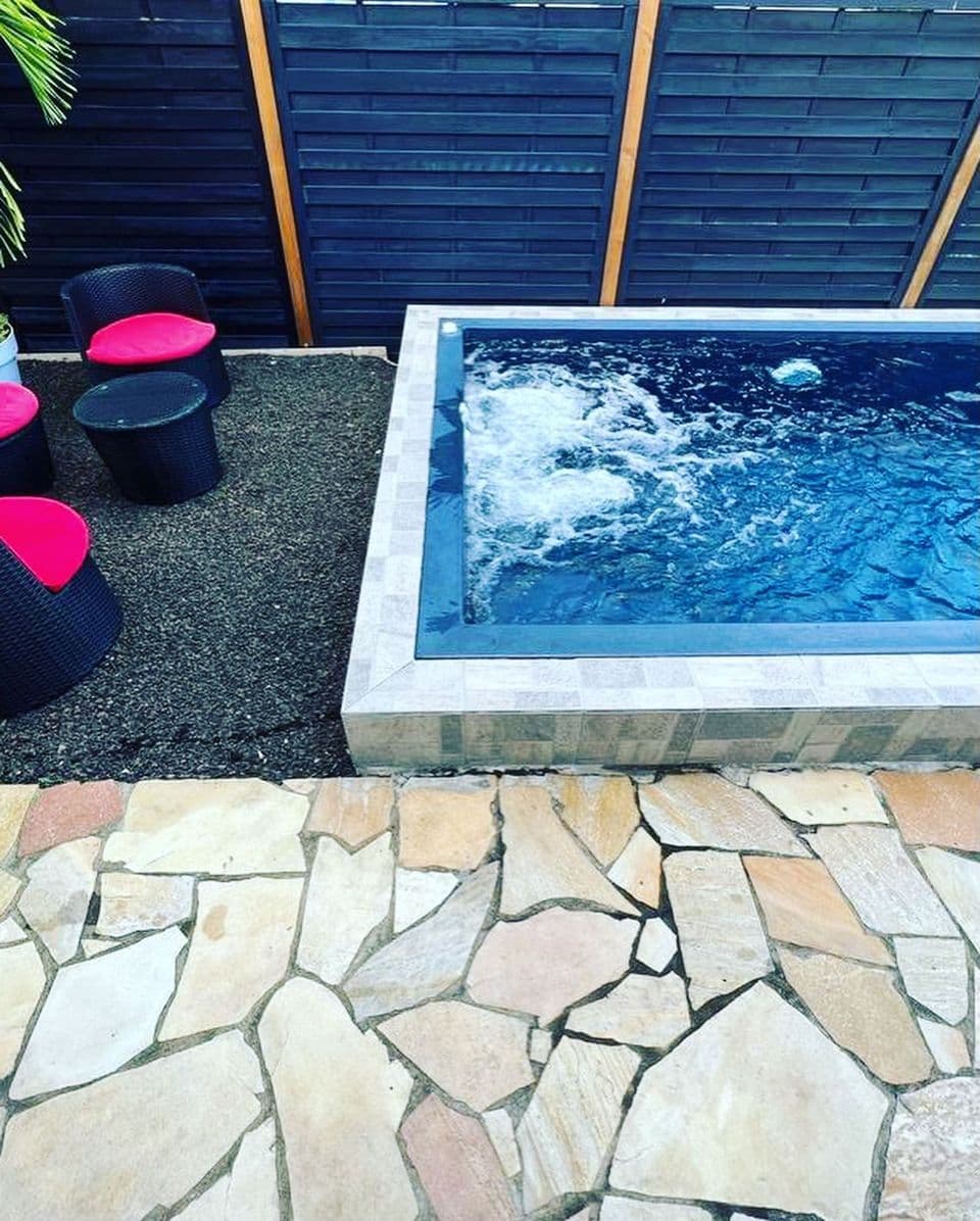Marlin Noir — Piscine et salon de jardin
