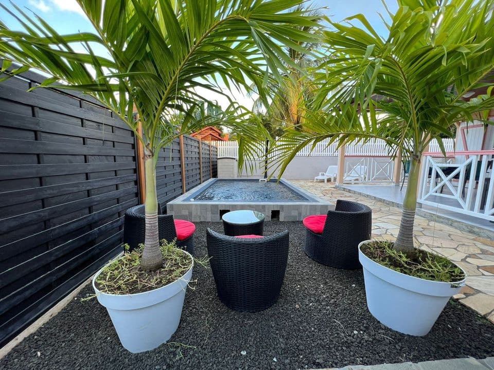 Marlin Noir — Piscine et salon de jardin