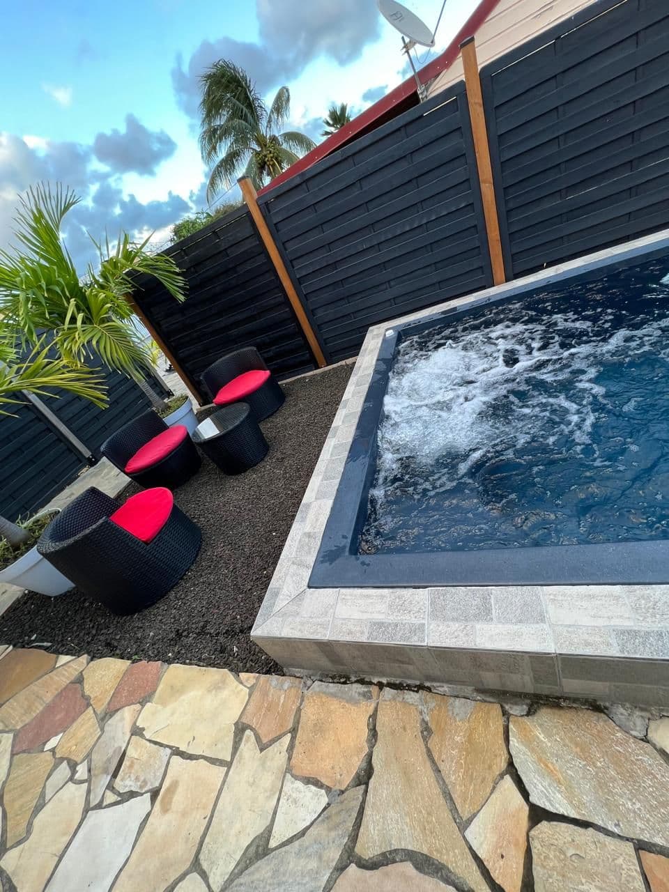 Marlin Noir — Piscine et salon de jardin