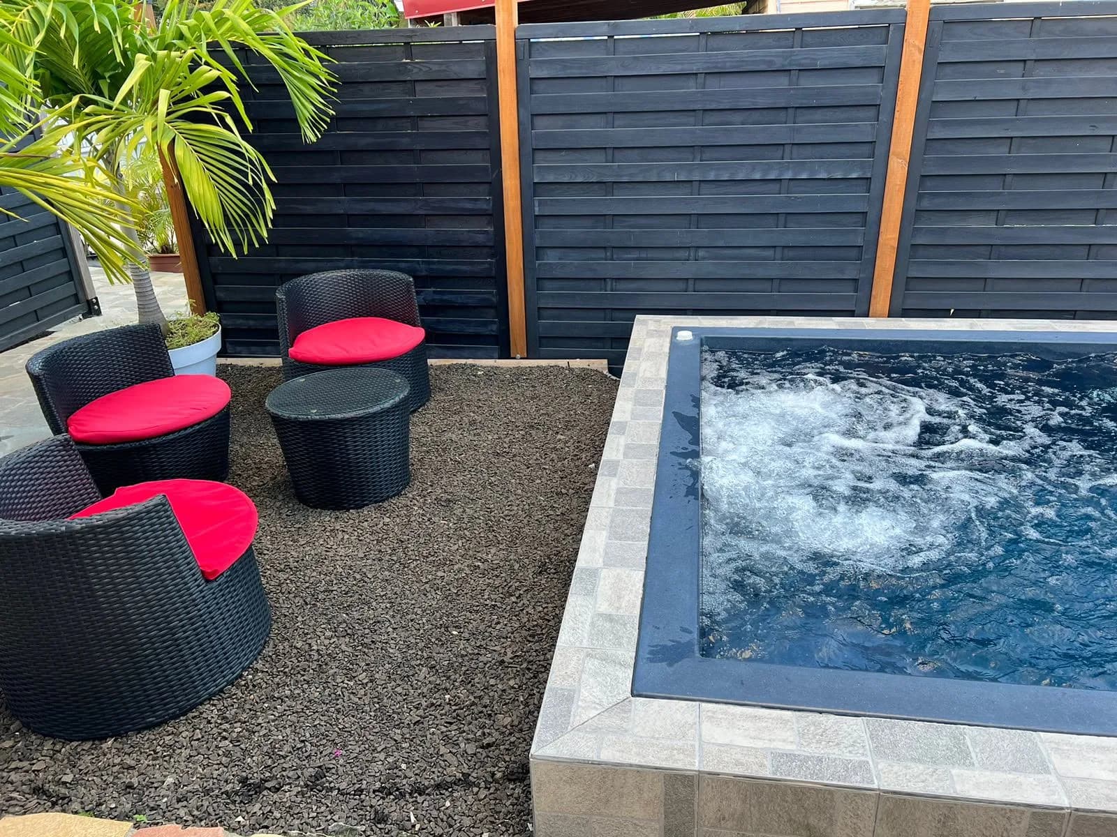 Marlin Noir — Piscine et salon de jardin