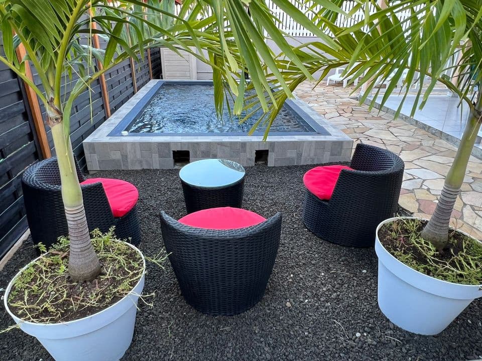 Marlin Noir — Piscine et salon de jardin