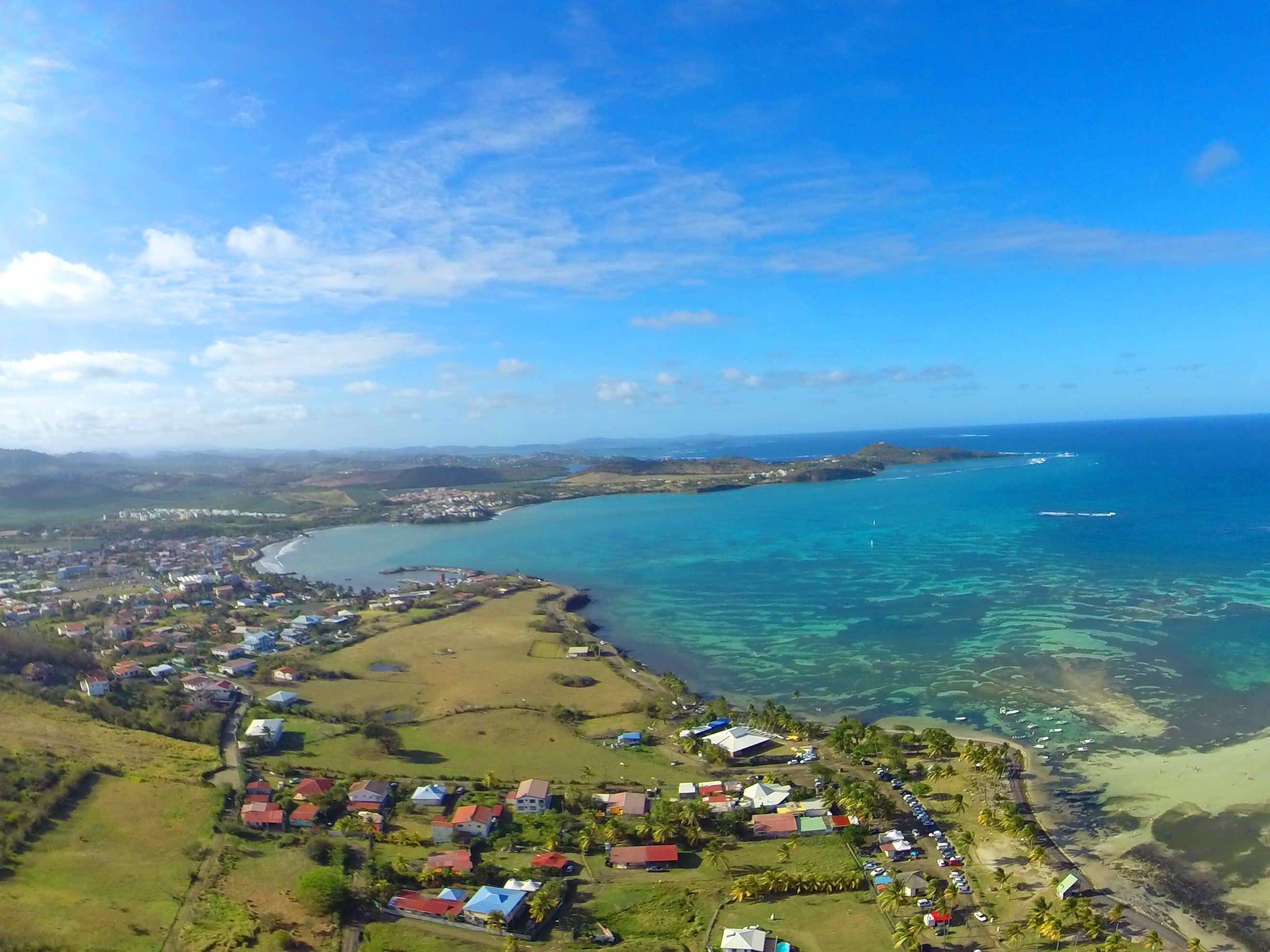 Vue aérienne du Vauclin et du lagon de Pointe Faula, eaux turquoise et récif